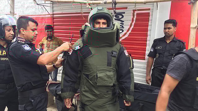 রাজধানীর বছিলায় মেট্রো হাউজিংয়ে একটি বাড়িতে জঙ্গি আস্তানা সন্দেহে অভিযান চালানোর আগে র‌্যাবের প্রস্তুতি। বছিলা, ঢাকা, ২৯ এপ্রিল। ছবি: সাজিদ হোসেন