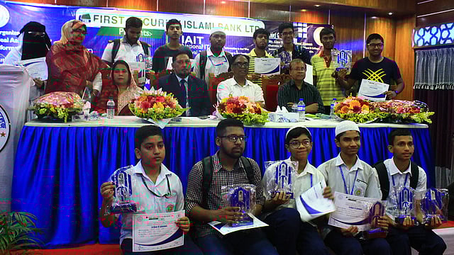 তথ্য ও যোগাযোগপ্রযুক্তি মেলার সমাপনী দিনে পুরস্কার বিজয়ী ও অতিথিরা। আইডিয়াল স্কুল অ্যান্ড কলেজ, ঢাকা, ২৯ এপ্রিল। ছবি: সংগৃহীত