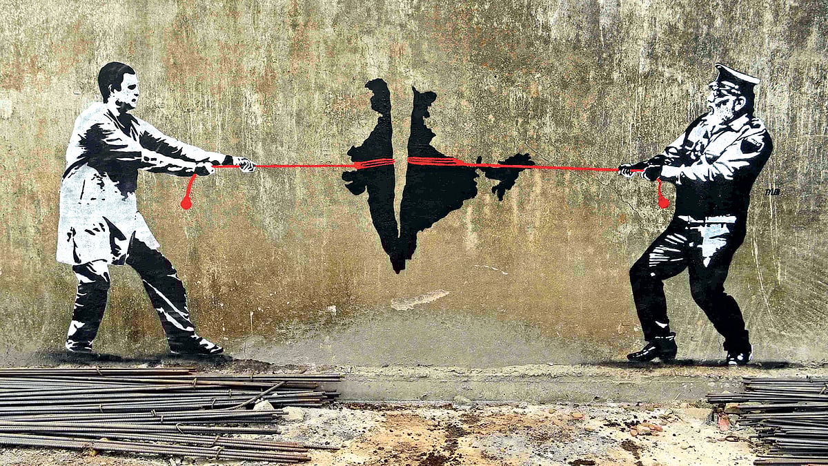 ভারতে চলছে লোকসভা নির্বাচন। এই নির্বাচন উপলক্ষে দেশটির রাজনৈতিক পরিস্থিতিই যেন ফুটিয়ে তোলার চেষ্টা করা হয়েছে দেয়ালে অাঁকা এই গ্রাফিতিতে। ভারতের মানচিত্রের একদিকে কংগ্রেস সভাপতি রাহুল গান্ধী (বাঁয়ে), অন্যদিকে প্রধানমন্ত্রী নরেন্দ্র মোদি দড়ি ধরে টানছেন। গতকাল মুম্বাইয়ে।  ছবি: এএফপি