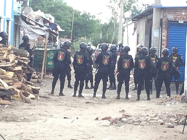 সন্দেহজনক জঙ্গি আস্তানার কাছে র‍্যাবের অবস্থান। ছবি: সাজিদ হোসেন