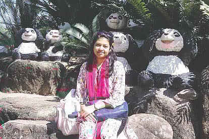 ফাতেমা–তুজ–জোহরা ঘরে বসেই করে ফেলেন আউটসোর্সিংয়ের কাজ। ছবি: সংগৃহীত