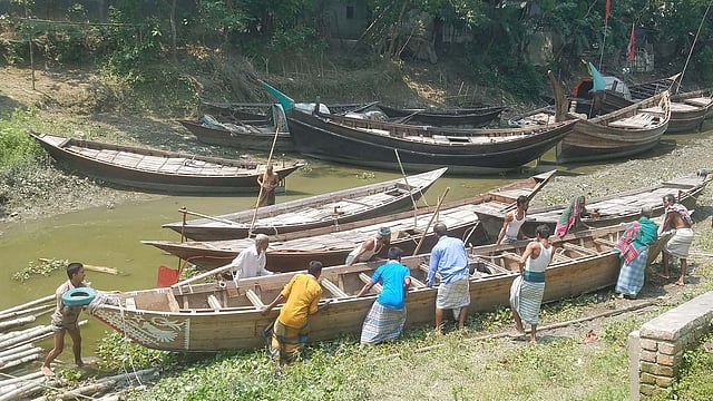দুমাস পর আবার মাছ ধরতে যাওয়ার জন্য প্রস্তুত হচ্ছেন জেলেরা। ছবি: প্রথম আলো