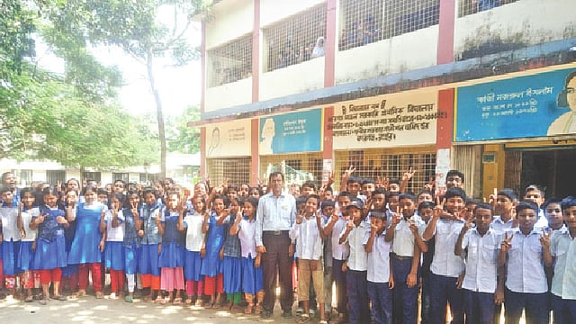 বদরগঞ্জ মডেল সরকারি প্রাথমিক বিদ্যালয়ের শিক্ষার্থীদের সঙ্গে প্রধান শিক্ষক।  প্রথম আলো