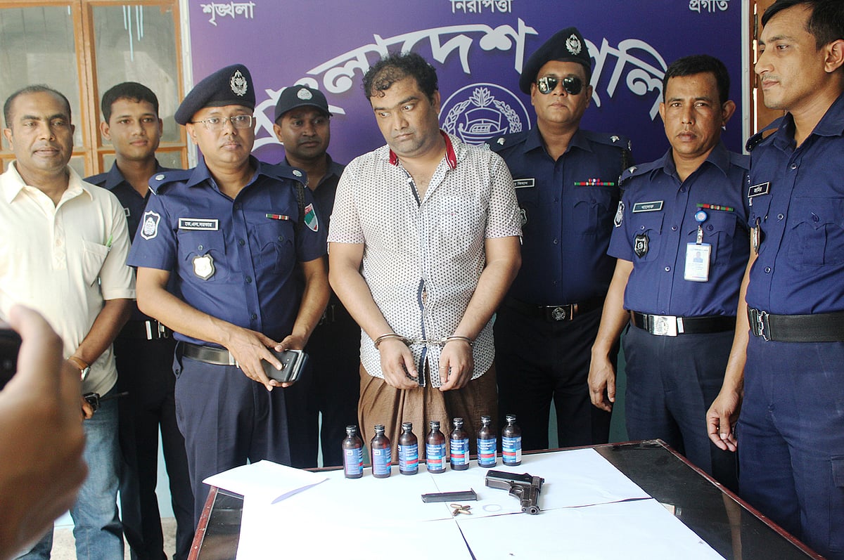 চুয়াডাঙ্গায় অস্ত্র ও মাদকসহ গ্রেপ্তার জাহিদুল ইসলাম। ছবি: প্রথম আলো