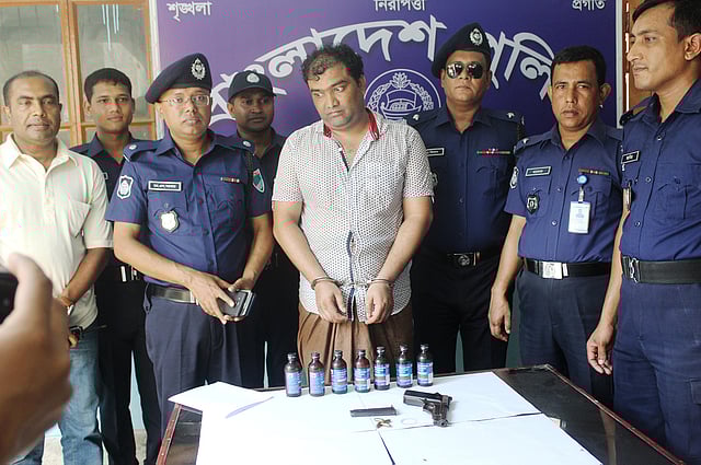 চুয়াডাঙ্গায় অস্ত্র ও মাদকসহ গ্রেপ্তার জাহিদুল ইসলাম। ছবি: প্রথম আলো