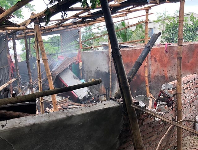 বছিলায় মেট্রো হাউজিংয়ে একটি বাড়িতে জঙ্গি আস্তানা সন্দেহে অভিযান চালায় র‍্যাব। অভিযানে বিধ্বস্ত ঘর। বছিলা, ঢাকা, ২৯ এপ্রিল। ছবি: র‌্যাবের সৌজন্যে