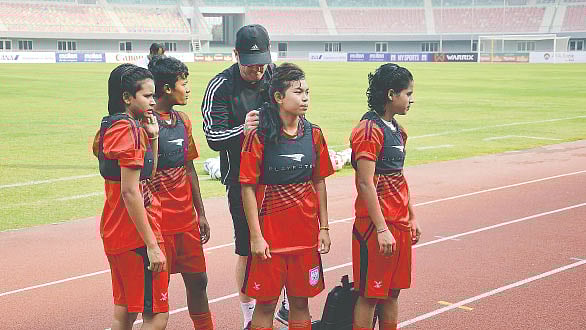 ফুটবলারদের জার্সির নিচে থাকে জিপিএস যন্ত্র। যা থেকে পাওয়া যায় তার গতি, স্টেমিনা ইত্যাদি তথ্য। ছবি: স্মার্ট সময়