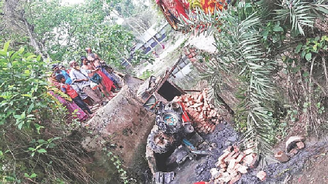 ইটবোঝাই ভটভটি নিয়ে ভেঙে পড়ে কালভার্ট। গত শনিবার সকালে বগুড়ার আদমদীঘি উপজেলার দরিয়াপুর গ্রামে।  প্রথম আলো