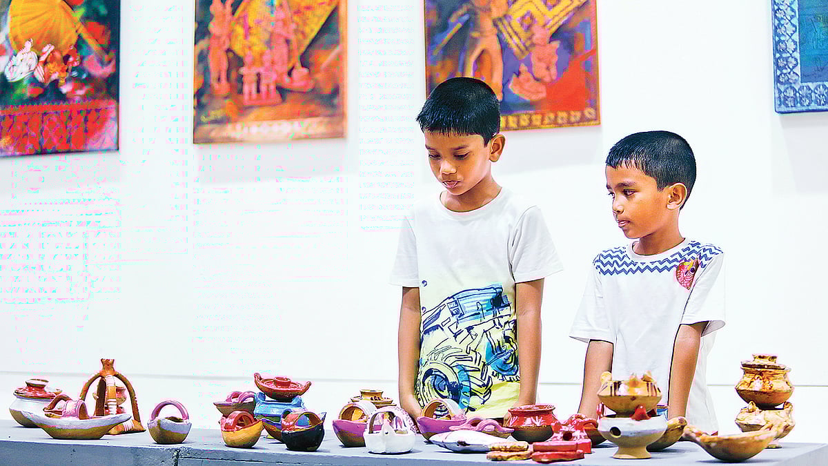 শিল্পাচার্য জয়নুল আবেদিন স্মরণে ‘পুতুল: বাংলার প্রাণ-প্রতিমা’ শীর্ষক প্রদর্শনী দেখছে দর্শক। গতকাল জাতীয় জাদুঘরের নলিনীকান্ত ভট্টশালী গ্যালারিতে। ছবি: প্রথম আলো