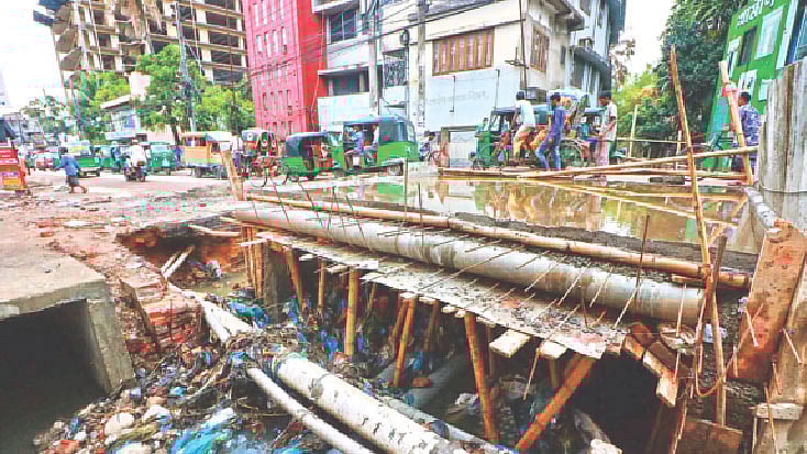 সিলেট নগরের মিরাবাজার এলাকায় দীর্ঘদিন ধরে চলছে কালভার্ট নির্মাণের কাজ। গতকাল বৃষ্টির কারণে দুপুরের পর কাজ বন্ধ ছিল। প্রথম আলো