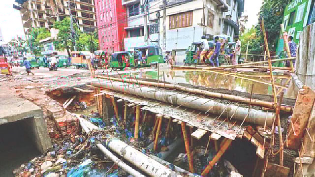 সিলেট নগরের মিরাবাজার এলাকায় দীর্ঘদিন ধরে চলছে কালভার্ট নির্মাণের কাজ। গতকাল বৃষ্টির কারণে দুপুরের পর কাজ বন্ধ ছিল।  প্রথম আলো
