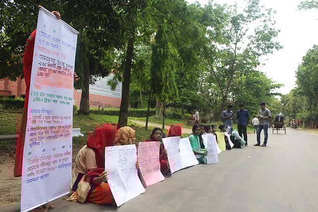 জাহাঙ্গীরনগর বিশ্ববিদ্যালয়ের নওয়াব ফয়জুন্নেসা হলের কয়েকজন ছাত্রী তাঁদের বরাদ্দকৃত আসন ও হলে আবাসিক সুবিধা নিশ্চিত করার দাবিতে বিশ্ববিদ্যালয়ের পুরোনো প্রশাসনিক ভবনের সামনে অবস্থান ধর্মঘট পালন করছেন। ২৯ এপ্রিল, ২০১৯। ছবি: মাইদুল ইসলাম
