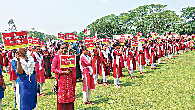 বাল্যবিবাহকে না বলছে বিভিন্ন বিদ্যালয়ের শিক্ষার্থীরা।  ছবি: প্রথম আলো