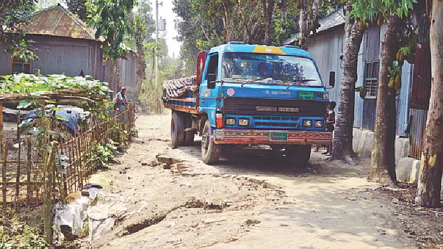 বগুড়ার ধুনট উপজেলার গোপালনগর ইউনিয়নের মহিশুরা-চরখুকশিয়া সরকারি রাস্তার ইট তুলে নেওয়া হচ্ছে। সম্প্রতি চরখুকশিয়া গ্রামে।  ছবি: প্রথম আলো