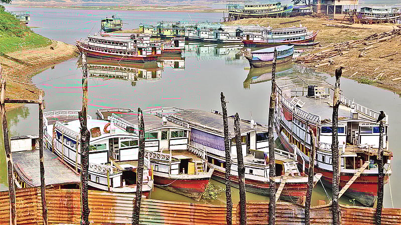 কাপ্তাই হ্রদের পানি কমে যাওয়ায় রাঙামাটি শহরের সঙ্গে উপজেলাগুলোর নৌ যোগাযোগ বন্ধ রয়েছে। মালিকেরা লঞ্চ ভিড়িয়ে রেখেছেন ঘাটে। সম্প্রতি রাঙামাটি শহরের রিজার্ভ বাজারে।  সুপ্রিয় চাকমা