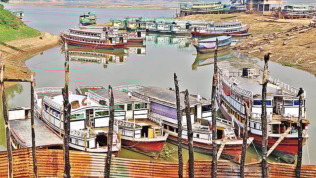 কাপ্তাই হ্রদের পানি কমে যাওয়ায় রাঙামাটি শহরের সঙ্গে উপজেলাগুলোর নৌ যোগাযোগ বন্ধ রয়েছে। মালিকেরা লঞ্চ ভিড়িয়ে রেখেছেন ঘাটে। সম্প্রতি রাঙামাটি শহরের রিজার্ভ বাজারে।  সুপ্রিয় চাকমা