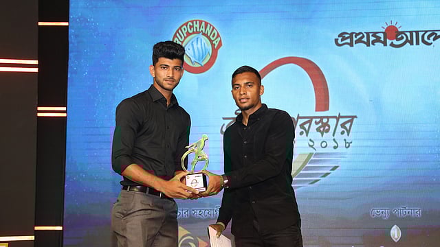 সেরা উদীয়মান নাঈম হাসানের হাতে পুরস্কার তুলে দিচ্ছেন জাতীয় ফুটবল দলের অধিনায়ক জামাল ভূঁইয়া।