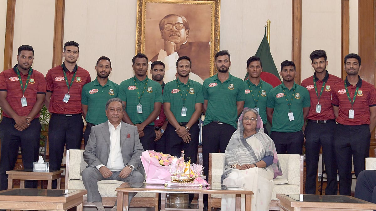 ইংল্যান্ড এবং ওয়েলসে অনুষ্ঠেয় বিশ্বকাপ এবং আয়ারল্যান্ডে অনুষ্ঠেয় ত্রিদেশীয় সিরিজে অংশ নিতে যাওয়া ক্রিকেটাররা প্রধানমন্ত্রীর সঙ্গে সাক্ষাৎ করেন। গণভবন, ঢাকা, ৩০ এপ্রিল। ছবি: পিআইডি