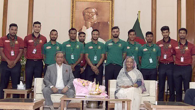 ইংল্যান্ড এবং ওয়েলসে অনুষ্ঠেয় বিশ্বকাপ এবং আয়ারল্যান্ডে অনুষ্ঠেয় ত্রিদেশীয় সিরিজে অংশ নিতে যাওয়া ক্রিকেটাররা প্রধানমন্ত্রীর সঙ্গে সাক্ষাৎ করেন। গণভবন, ঢাকা, ৩০ এপ্রিল। ছবি: পিআইডি