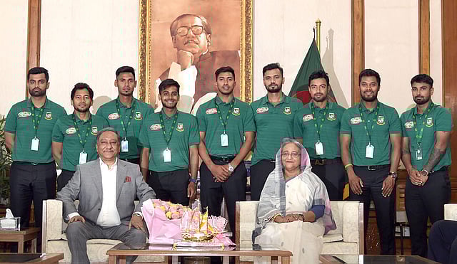 ইংল্যান্ড এবং ওয়েলসে অনুষ্ঠেয় বিশ্বকাপে অংশ নিতে যাওয়া বাংলাদেশ ওয়ানডে দলের ক্রিকেটাররা প্রধানমন্ত্রীর সঙ্গে সাক্ষাৎ করেন। গণভবন, ঢাকা, ৩০ এপ্রিল। ছবি: পিআইডি