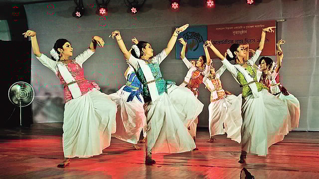 আন্তর্জাতিক নৃত্য দিবসের অনুষ্ঠানে সমবেত নৃত্য পরিবেশন করছে নৃত্যাঞ্চলের রাজধানী শাখার শিক্ষার্থীরা। গতকাল শিল্পকলা একাডেমির জাতীয় চিত্রশালা প্লাজায়।  ছবি: সাবিনা ইয়াসমিন