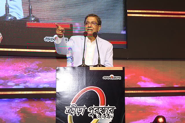 সবাইকে স্বাগত জানাচ্ছেন প্রথম আলোর সম্পাদক ও প্রকাশক মতিউর রহমান।