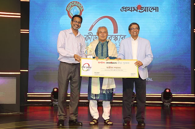 আজীবন সম্মাননা পুরস্কারের স্মারক হাতে গোলাম সারোয়ার টিপু।