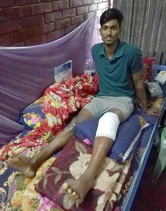 হাঁটুর অপারেশন শেষে ক্লাবের রুমে ডিফেন্ডার তপু বর্মণ। ছবি: প্রথম আলো