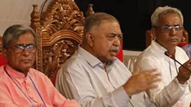 সম্প্রতি অনুষ্ঠিত গণফোরামের বিশেষ কাউন্সিলে ড. কামালসহ অন্যরা। প্রথম আলোর ফাইল ছবি