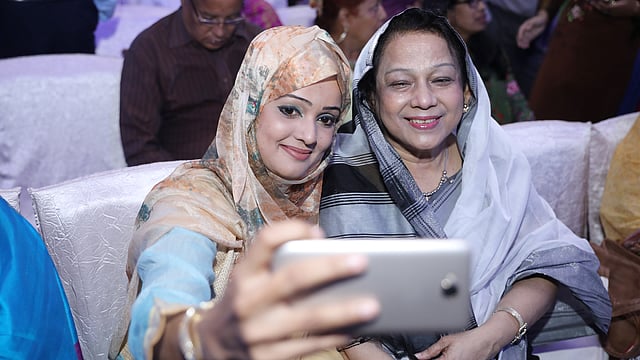 রানী হামিদকে পেলে সেলফি না তুলে থাকা যায়!