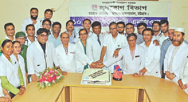 ১০ হাজার এনজিওগ্রাম সম্পন্ন করার সাফল্যটি কেক কেটে উদ্‌যাপন করেন চিকিৎসকেরা। গতকাল বেলা ১১টায় চট্টগ্রাম মেডিকেল কলেজ হাসপাতালে হৃদ্‌রোগ বিভাগে।  জুয়েল শীল