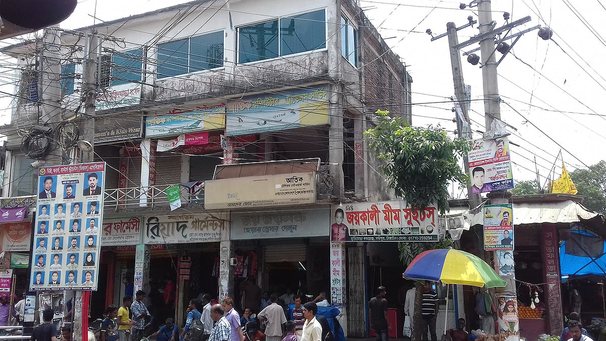 উপজেলা মুক্তিযোদ্ধা কমপ্লেক্স ঘেঁষে দুটি দোকানের মালিকানা দাবি করে ইউএনওর বিরুদ্ধে মামলা করেছেন সাবেক সাংসদ। ছবি: প্রথম আলো