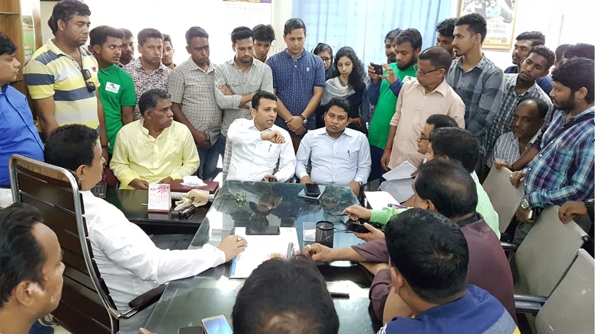 চট্টগ্রামের আনোয়ারা উপজেলা চেয়ারম্যানের কক্ষে সংখ্যালঘু সম্প্রদায়ের বাড়ি ফেরতের বিষয়ে সমঝোতা বৈঠক হয়। ছবি: প্রথম আলো