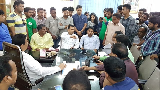 চট্টগ্রামের আনোয়ারা উপজেলা চেয়ারম্যানের কক্ষে সংখ্যালঘু সম্প্রদায়ের বাড়ি ফেরতের বিষয়ে সমঝোতা বৈঠক হয়। ছবি: প্রথম আলো