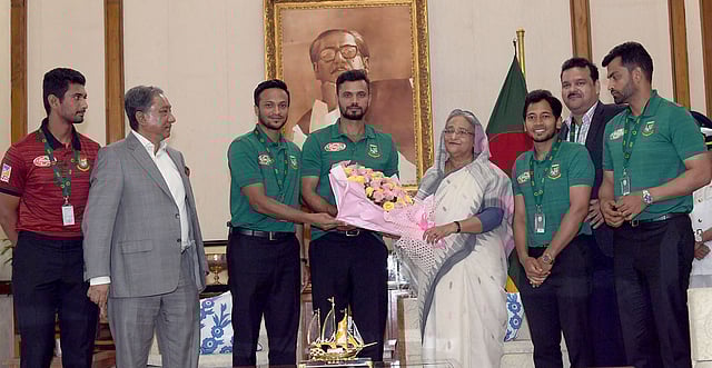 ওয়ানডে অধিনায়ক মাশরাফি বিন মুর্তজা, সাকিব আল হাসান, মুশফিকুর রহিম, তামিম ইকবাল, মাহমুদুল্লাহসহ দলের জ্যেষ্ঠ ক্রিকেটাররা প্রধানমন্ত্রীকে ফুলের তোড়া দিয়ে শুভেচ্ছা জানান। গণভবন, ঢাকা, ৩০ এপ্রিল। ছবি: পিআইডি