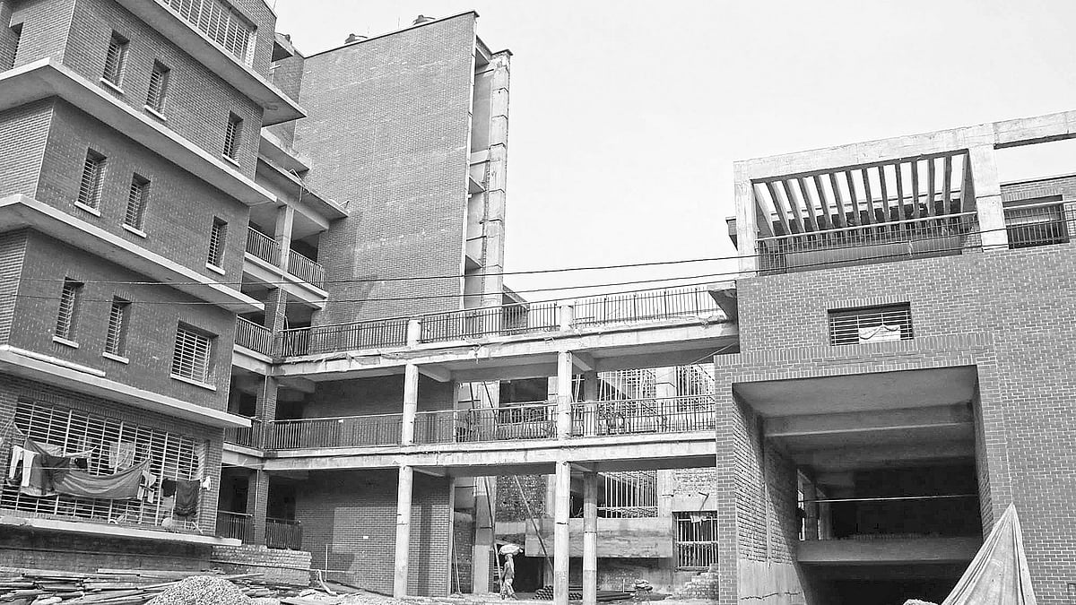 রংপুরে নির্মাণাধীন আধুনিক শিল্পকলা একাডেমি ভবন। ইতিমধ্যে ভবনটির ৭০ শতাংশ কাজ শেষ হয়েছে বলে জানা গেছে। গতকাল তোলা ছবি।  প্রথম আলো