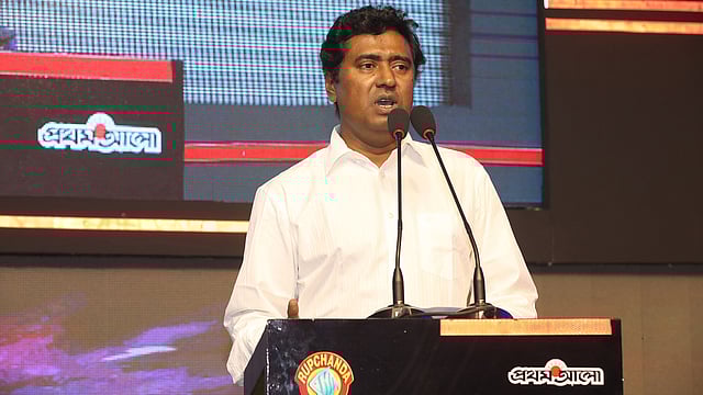 রূপচাঁদা-প্রথম আলো ক্রীড়া পুরস্কারে বক্তব্য দিচ্ছেন প্রথম আলোর ক্রীড়া সম্পাদক উৎপল শুভ্র। ছবি: আবদুস সালাম