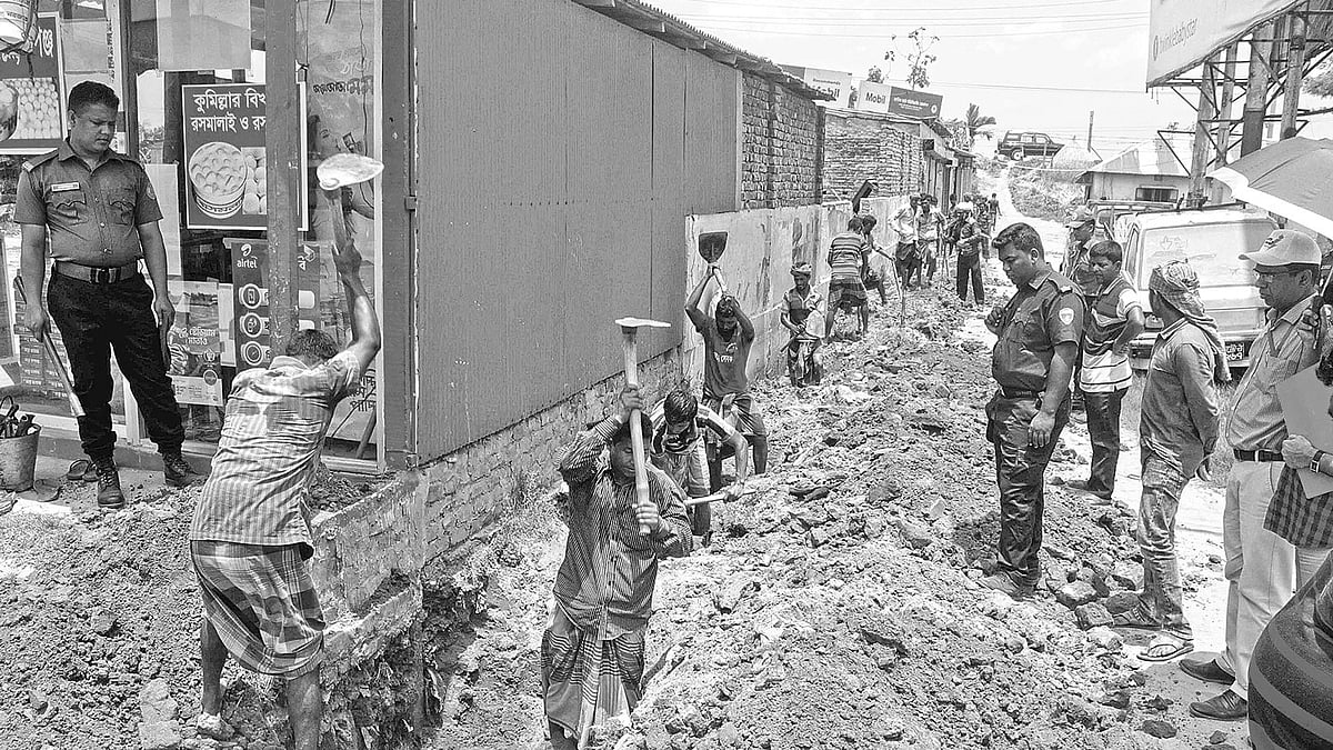 কুমিল্লার বাখরাবাদ গ্যাস ডিস্ট্রিবিউশন কোম্পানি লিমিটেড গতকাল অবৈধ ১ হাজার ২০০ ফুট গ্যাস পাইপলাইন উচ্ছেদ করে। এ সময় মাটি খুঁড়ে গ্যাসের অবৈধ পাইপলাইন বের করা হয়। আদর্শ সদর উপজেলার আমতলী এলাকায়।  ছবি: প্রথম আলো