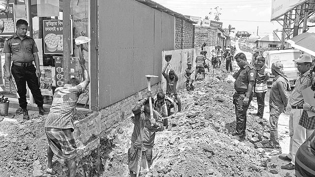 কুমিল্লার বাখরাবাদ গ্যাস ডিস্ট্রিবিউশন কোম্পানি লিমিটেড গতকাল অবৈধ ১ হাজার ২০০ ফুট গ্যাস পাইপলাইন উচ্ছেদ করে। এ সময় মাটি খুঁড়ে গ্যাসের অবৈধ পাইপলাইন বের করা হয়। আদর্শ সদর উপজেলার আমতলী এলাকায়।  ছবি: প্রথম আলো