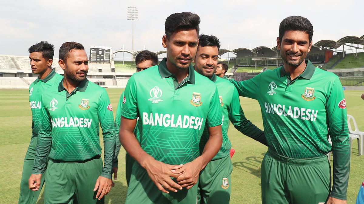 বিশ্বকাপের জার্সি গায়ে বাংলাদেশ দলের ক্রিকেটাররা। ছবি: প্রথম আলো