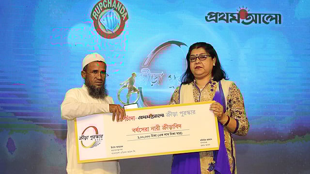 তহুরার পুরস্কার বুঝে নিচ্ছেন বাবা ফিরোজ মিয়া।