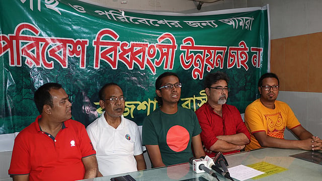 রাজশাহীতে শতবর্ষী গাছ কাটার তদন্তের দাবিতে সংবাদ সম্মেলন। মঙ্গলবার সন্ধ্যায় নগরের একটি রেস্তোরাঁয়। ছবি: প্রথম আলো