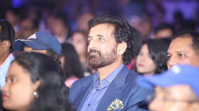 দর্শকসারিতে সাবেক ক্রিকেটার ও ধারাভাষ্যকার আতহার আলী।