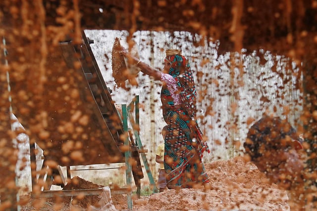 পাথর ভাঙার কলে কাজ করছেন এক নারী শ্রমিক। ধোপাগুল, সিলেট সদর। ছবি: আনিস মাহমুদ