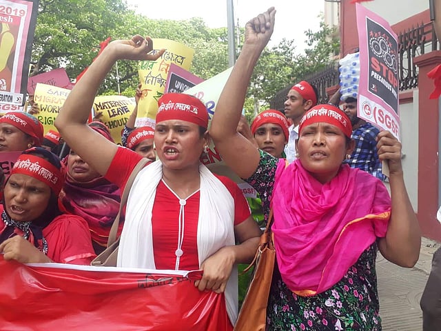 প্রতিবাদী শ্রমিকের স্লোগানে মুখর প্রেসক্লাব প্রাঙ্গণ। ছবি: আসাদুজ্জামান