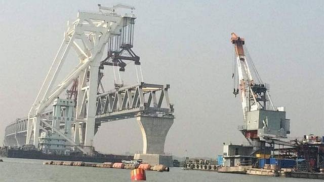 পদ্মা সেতুর ওপর গত ২৩ এপ্রিল ১১তম স্প্যান বসানো হয়। ফাইল ছবি