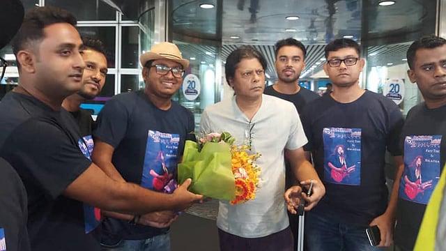 মালয়েশিয়ার কুয়ালালামপুর বিমানবন্দরে পৌঁছার পর জেমসকে ফুল দিয়ে অভ্যর্থনা জানান আয়োজক প্রতিষ্ঠানের কর্মকর্তারা। ছবি: সংগৃহীত