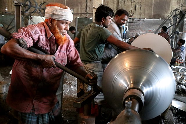 ঝুঁকিপূর্ণ কাজ করছেন শ্রমিকেরা। বিসিক, রাজশাহী, ৩০ এপ্রিল। ছবি: শহীদুল ইসলাম