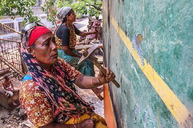 নৌযান মেরামতে কাজ করছেন নারী শ্রমিকেরা। কাস্টম ঘাট, খুলনা, ৩০ এপ্রিল। ছবি: সাদ্দাম হোসেন