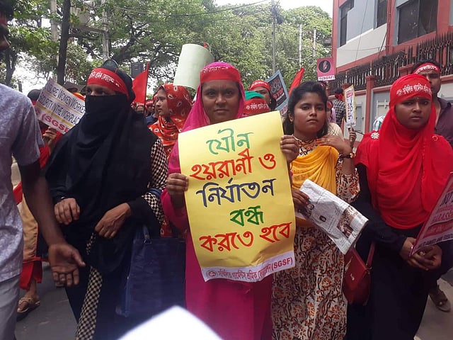 নারী শ্রমিকদের মিছিল থেকে কর্মক্ষেত্রে যৌন নিপীড়ন বন্ধের দাবি ওঠে। ছবি: আসাদুজ্জামান